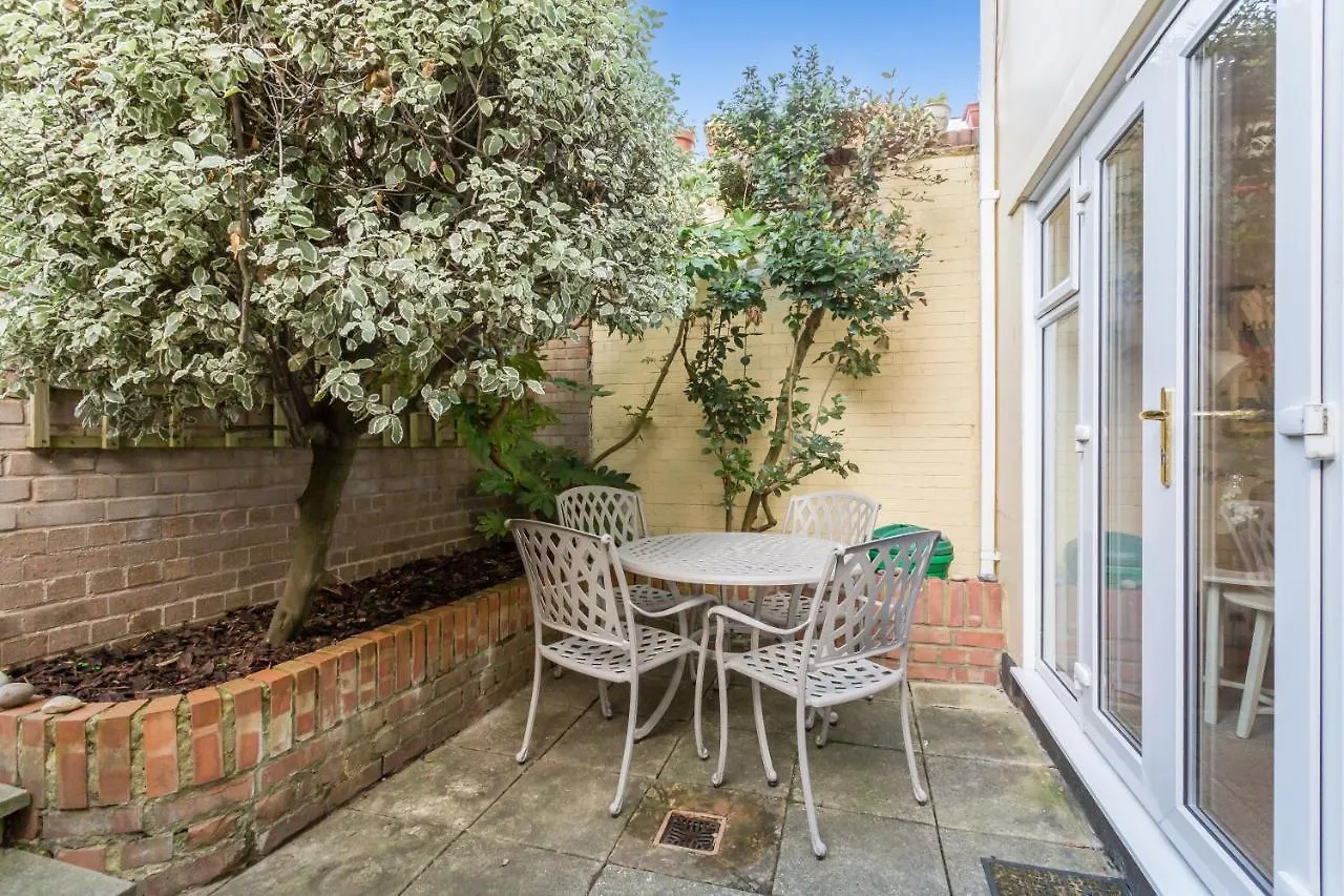 Modern Mews House With Free Parking Space, And Patio By Huluki Sussex Stays Brighton Holiday home