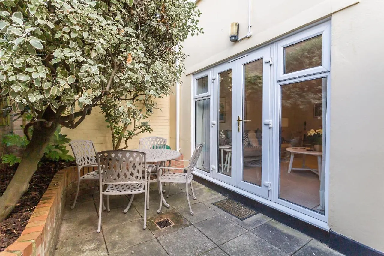 Semesterbostad Modern Mews House With Free Parking Space, And Patio By Huluki Sussex Stays Brighton